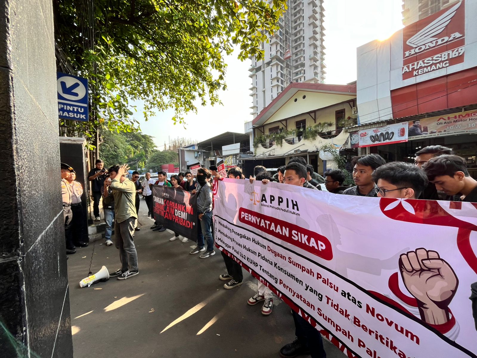 Sidang Lanjutan Kasus Sumpah Palsu Ike Farida: Massa Minta Keadilan Ditegakkan